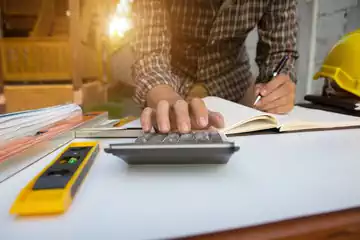 A műszaki ellenőr tervellenőrzést végez