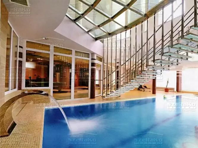 Háromszintes hatalmas villa épület medencével és üveglépcsővel