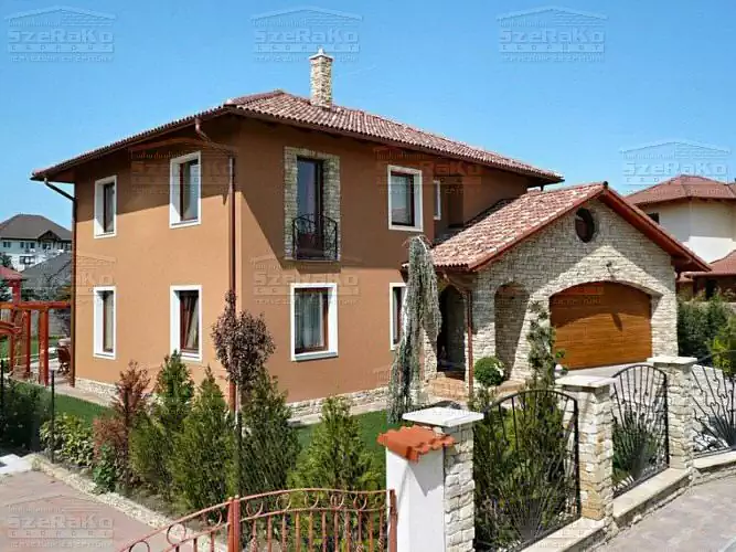 Igazi mediterrán hangulatot árasztó családi ház kőburkolattal