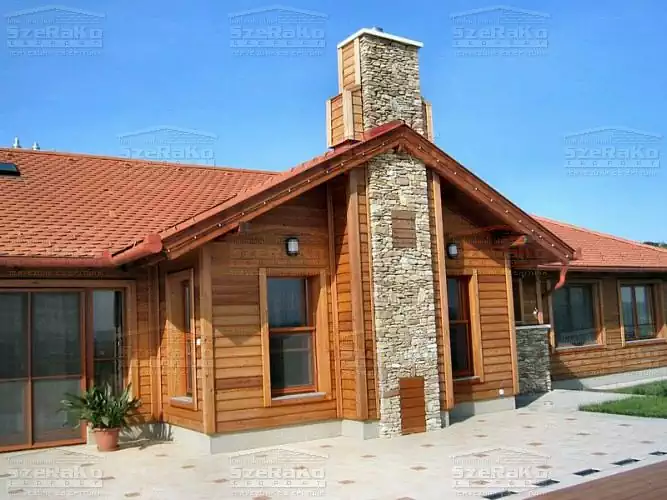 Fa- és kőburkolatos gazdasági épülettel egybeépült lovarda