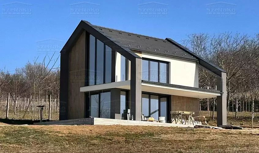 Modern Hagyományos Családi ház, 56m2, Földszint+Tetőtér, Nyeregtető (Kötcse) - Kivitelezés alatti állapot (1. kép)