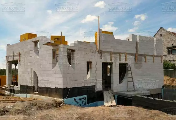 Modern Családi ház, 287m2, Pince+Földszint+Tetőtér, Dongatető (Zsámbék) - Kivitelezés alatti állapot (1. kép)