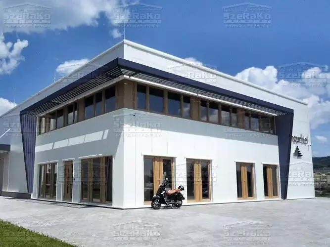 Egyedi design szerinti ipari épület, kék előtetővel és barna ablakokkal